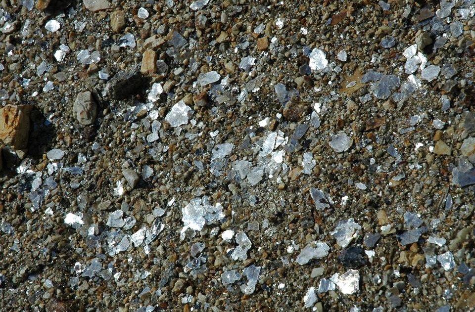 Chamakdaar parton wala mica (abhrak) mineral