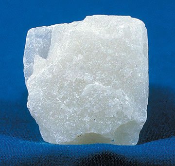 Talc mineral ka safed-hara naram tukda